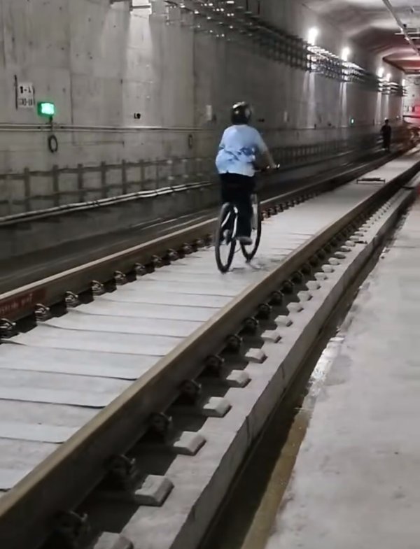 股壹佰 重庆多名未成年人在地铁隧道里骑车滑轨 事发地点确认